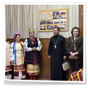 22 грудня 2025 року Різдвяно-святковим і водночас теплим та родинним був сьогоднішній звітний концерт здобувачів освіти освітньо-професійної програми «Народне пісенне мистецтво та хорове диригування».