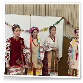 22 грудня 2025 року Різдвяно-святковим і водночас теплим та родинним був сьогоднішній звітний концерт здобувачів освіти освітньо-професійної програми «Народне пісенне мистецтво та хорове диригування».